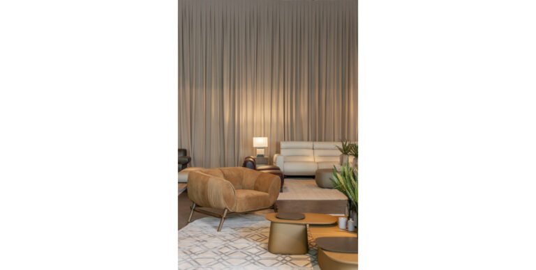 poltrona-sela-camurca-castanho-madeira-taupe-mesas-igapo-matte-caramelo-salva-design-de-mobiliario-2